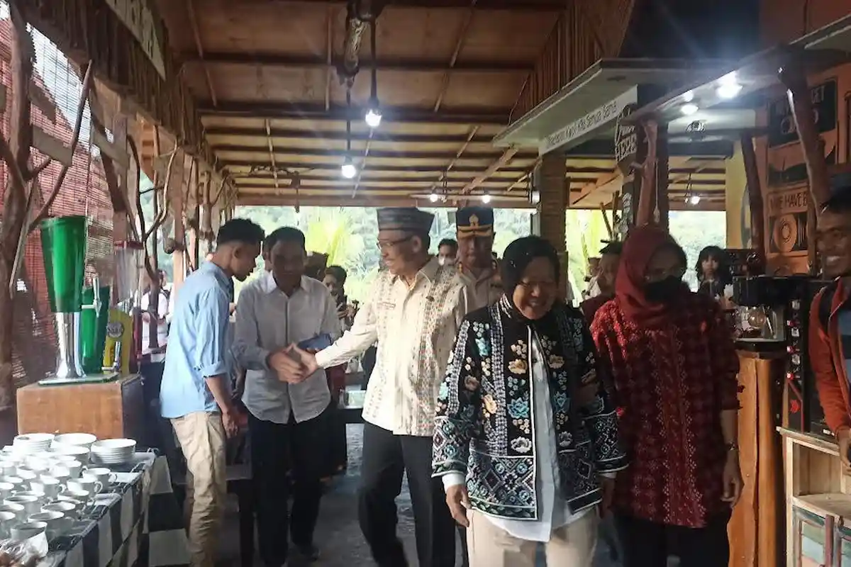 Kunker di Manggarai Timur, Mensos RI Tri Rismaharini Temui Korban TPPO