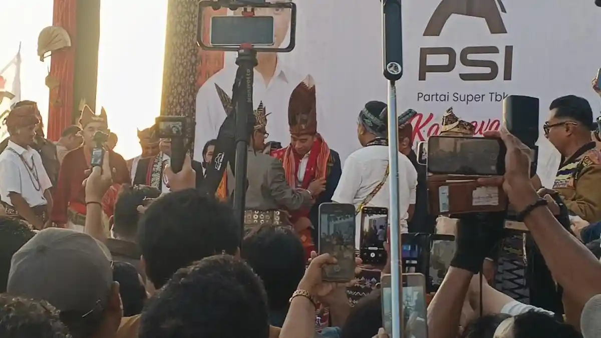 Sembilan Raja di Pulau Timor Kalungkan Kain Adat kepada Jokowi - Pos-kupang.com