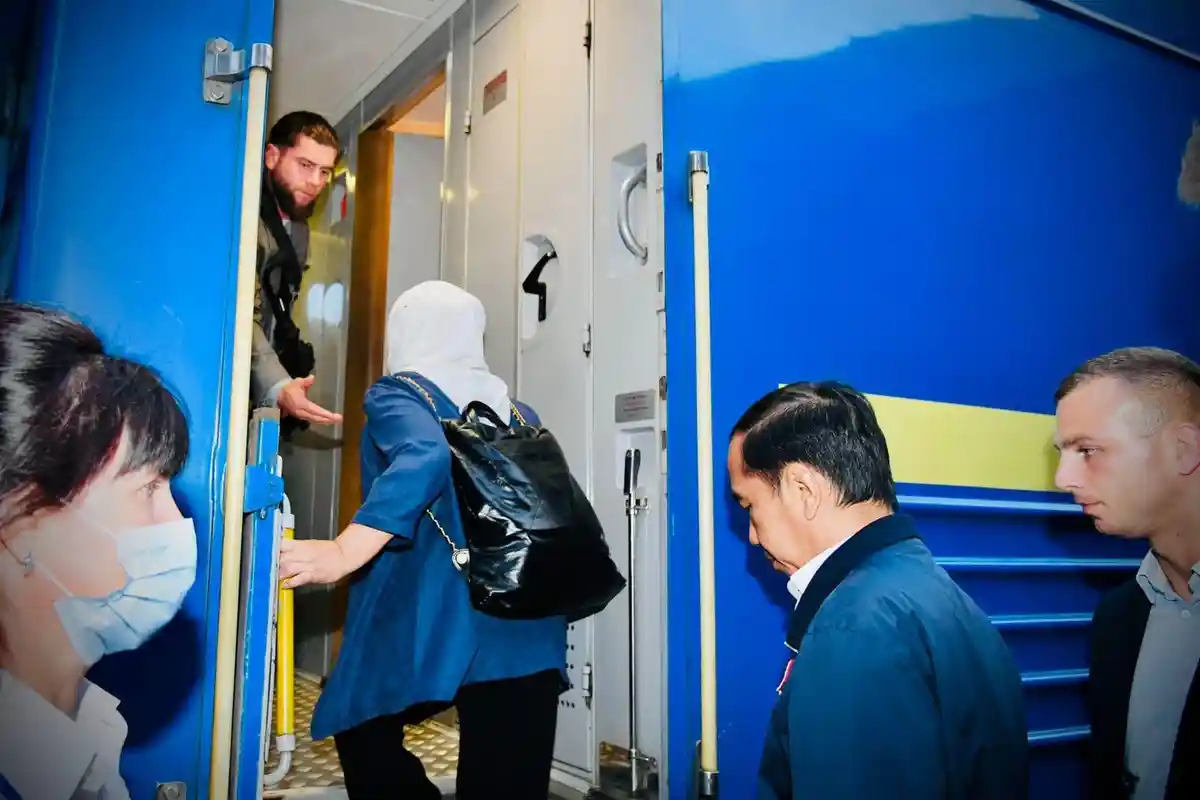 Potret Pengawalan Jokowi dan Ibu Iriana Saat Berangkat Menuju Ukraina Naik Kereta Luar Biasa