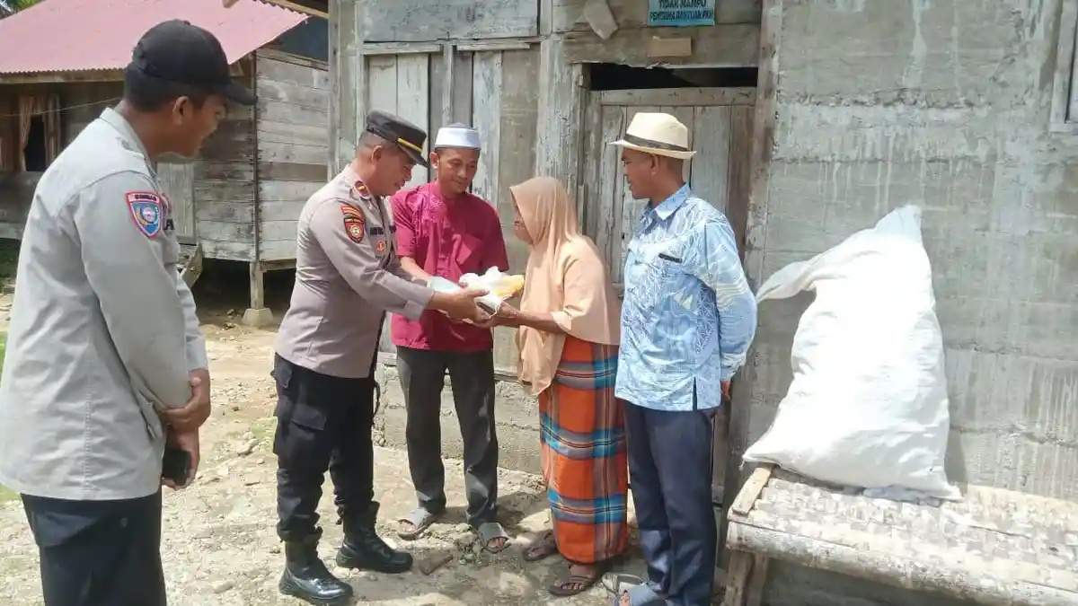 Kapolsek Kluet Utara Salurkan Bantuan Sosial untuk Lansia dan Warga Miskin