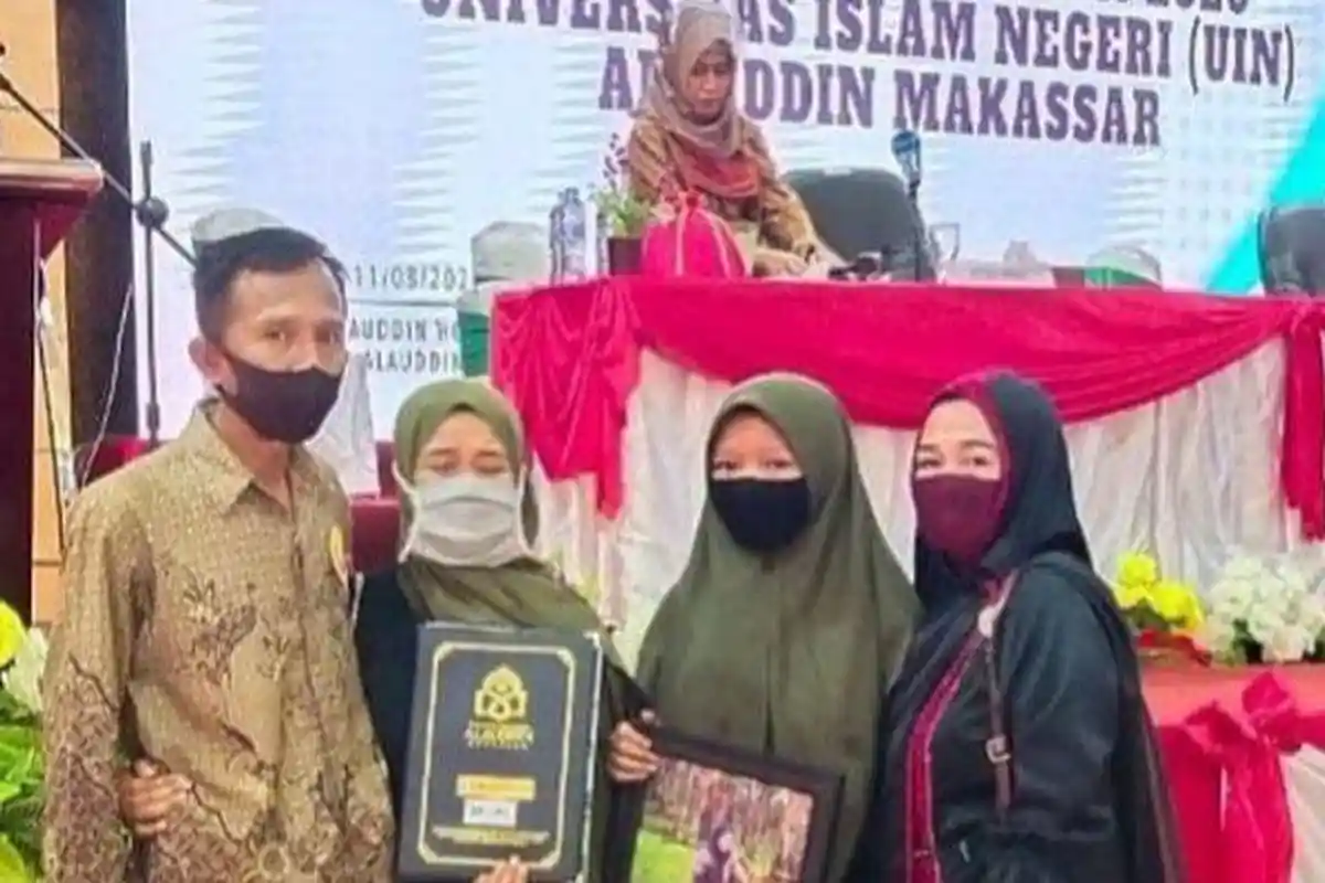 Ayah Berurai Air Mata Gantikan Wisuda Putrinya yang Meninggal, Cum Laude dengan IPK 3,90