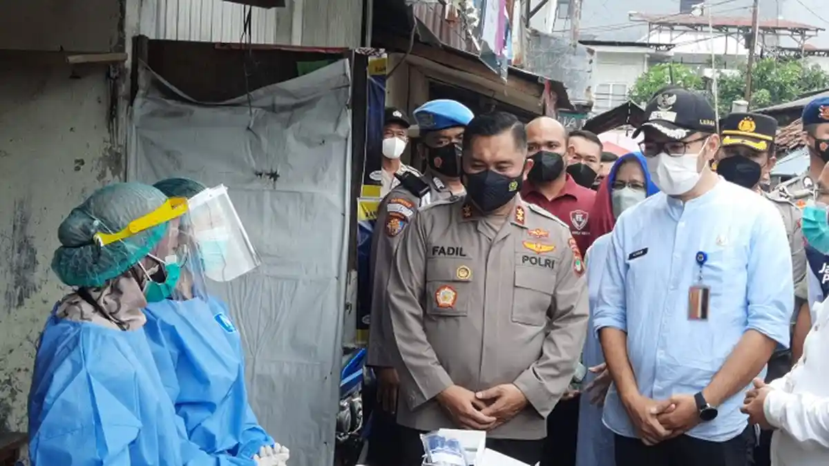 Tinjau RW O2 Krukut, Kapolda Beri Bantuan Sembako dan Tas Sekolah