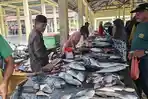 Pedagang-menjajakan-ikan-di-pasar-tradisional-Kilangan-Singkil-Kamis-1162026.jpg
