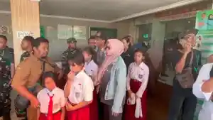 para-murid-sekolah-di-kawasan-Dupak-mual-keracunan-MBG.jpg