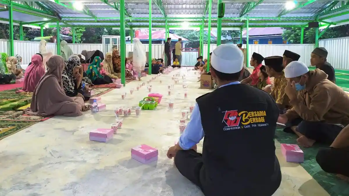 Bersama Berbagi Ikatek Unhas Buka Puasa Bersama Korban Gempa Mamuju di Masjid Darurat Ikatek Unhas