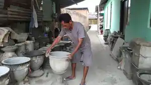 Yakob-Hasan-penjual-pot-bunga-di-Kota-Gorontalo.jpg