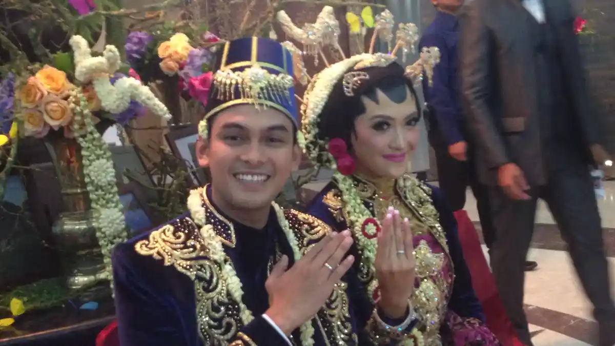 Bersanggul Khas Adat Jawa Adhitya Putri Tetap Pakai Hijab Saat Menikah
