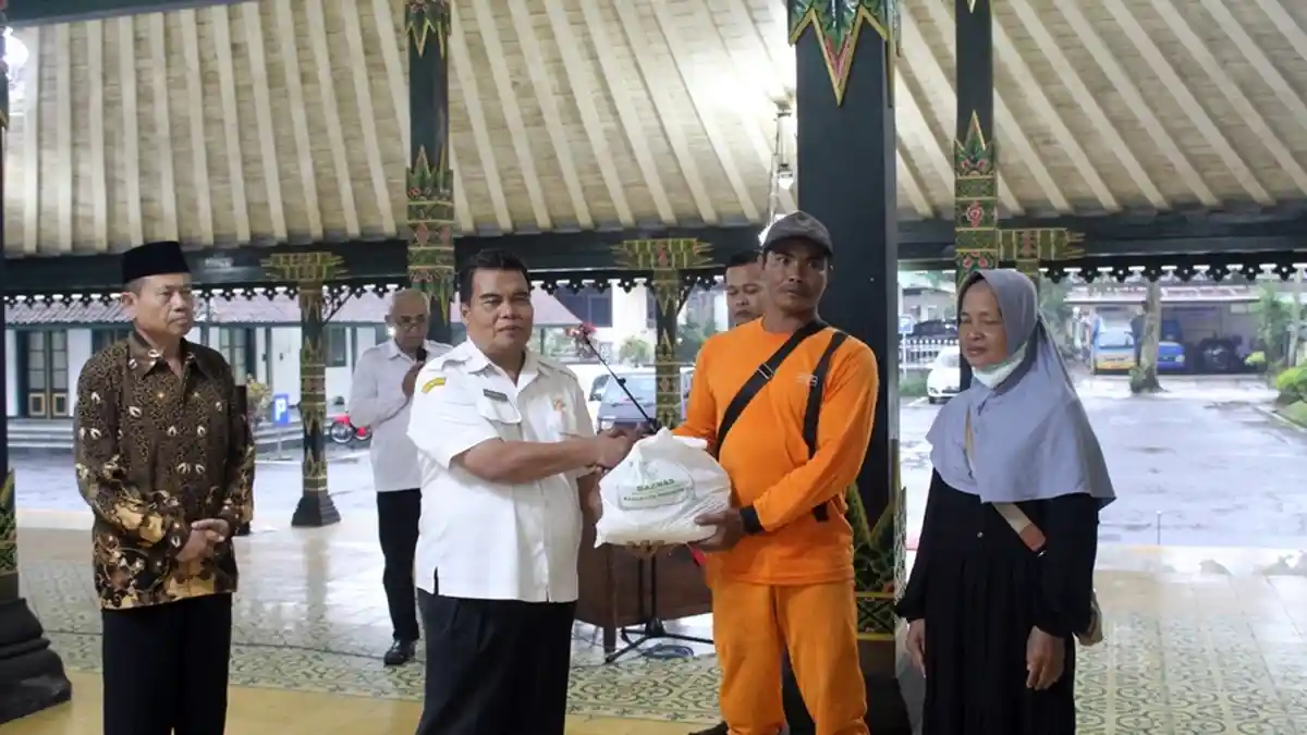 Baznas Wonosobo Tasyarufkan Zakat Kepada Petugas Kebersihan dan Buruh Gendong