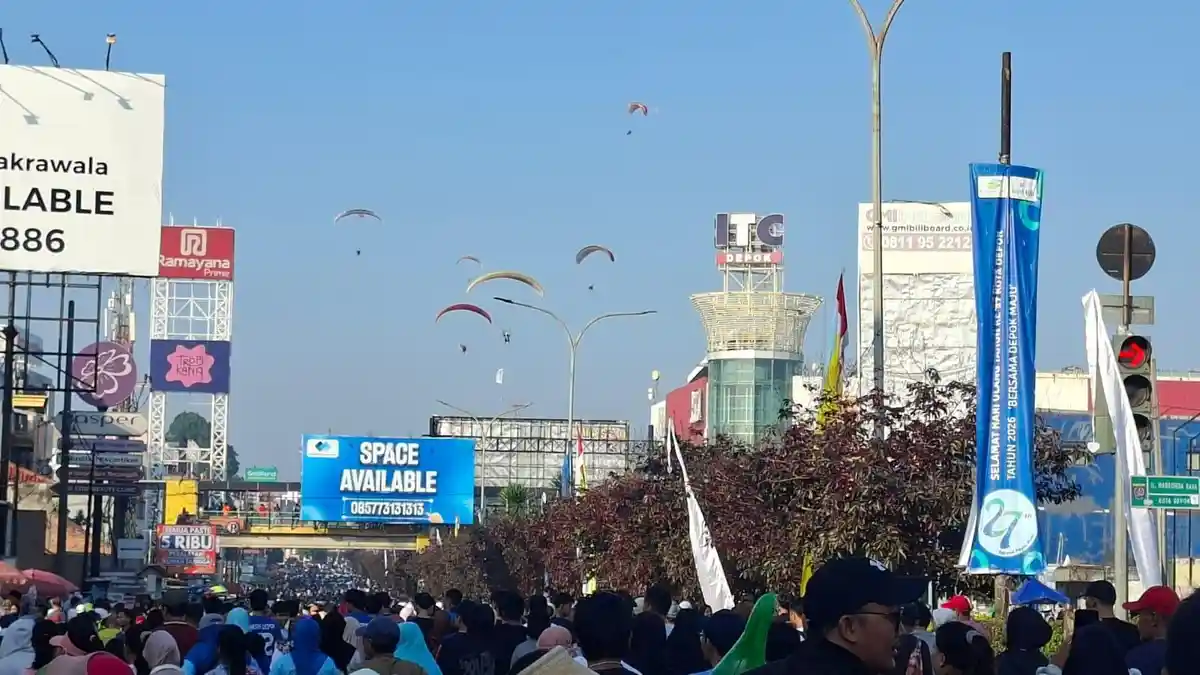 Atraksi Paramotor Meriahkan Langit CFD di Jalan Margonda Raya Depok Hari Ini