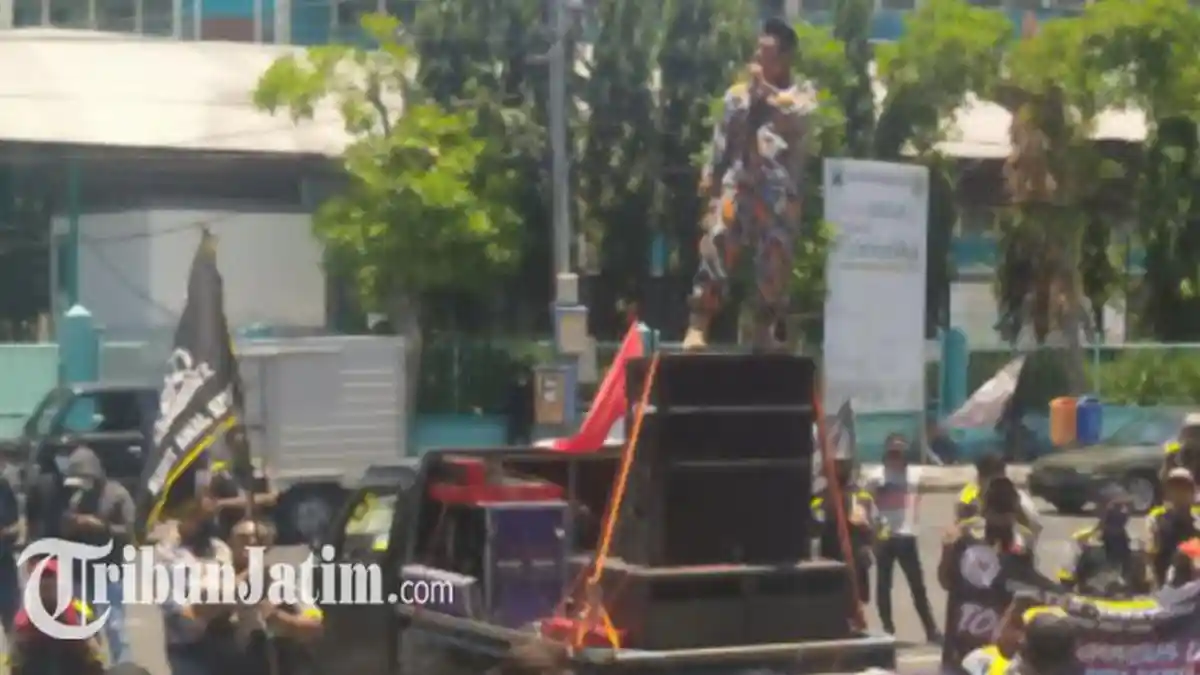 BREAKING NEWS - Elemen Masyarakat Tolak Omnibus Law Datangi DPRD Jatim