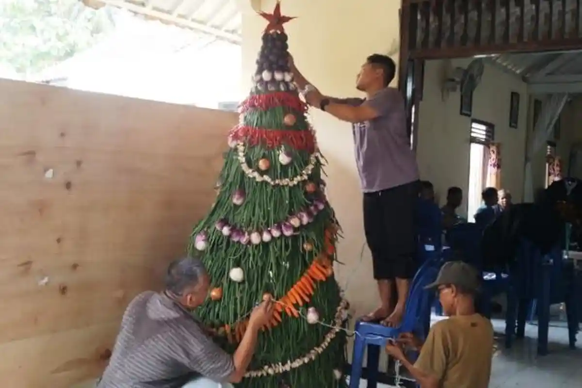 Uniknya Pohon Natal Setinggi 2,5 Meter dari Sayuran di Gereja Jeruklegi Cilacap