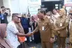 Udin-salami-warga-bantuan-pangan.jpg