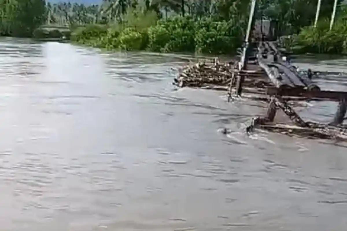 Jembatan Desa Bonda Mamuju Putus Diterjang Banjir, Warga Terisolir