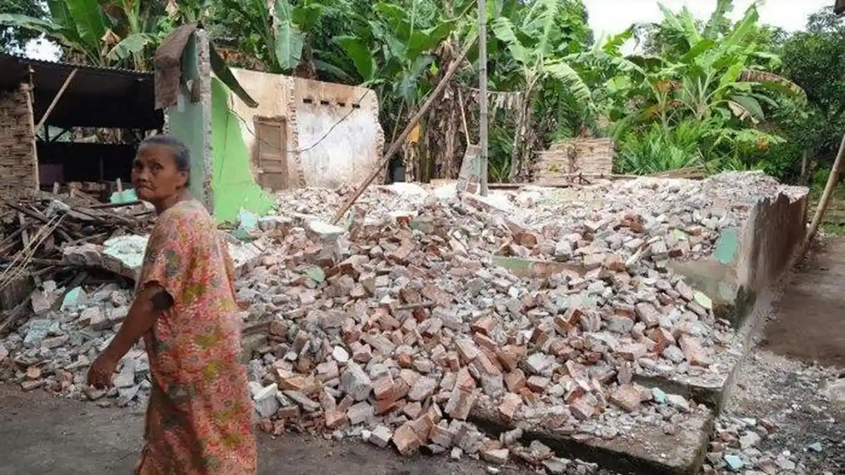 Rumah Seorang Pria Dibongkar Mantan Istri, Kini Tidur di Gubuk Bersama Istri Baru dan 2 Anaknya
