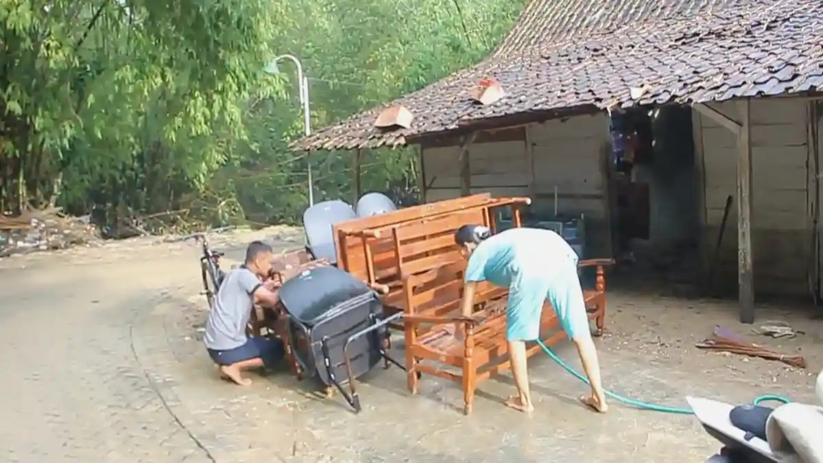 55 Rumah Terdampak Banjir Jepon, Kendaraan dan Elektronik Rusak Berat - Warga-tampak-membersihkan-sisa-lumpur-akibat-banjir-3.jpg