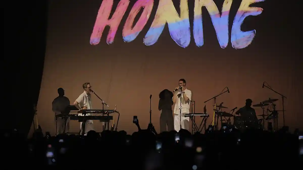 Terjemahan Lirik Lagu Backseat Driver - HONNE: I Like Driving The Car From The Backseats