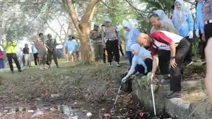 Bupati-Serang-Bersihkan-Sampah-kapolda-banten-asdada.jpg