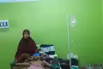 Korban-NR-ditemani-ibunya-saat-dirawat-di-RSUD-Regional-Sulbar.jpg