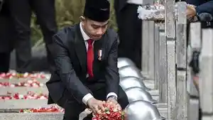 Gibran-Tabur-Bunga-di-Makam-Pahlawan.jpg