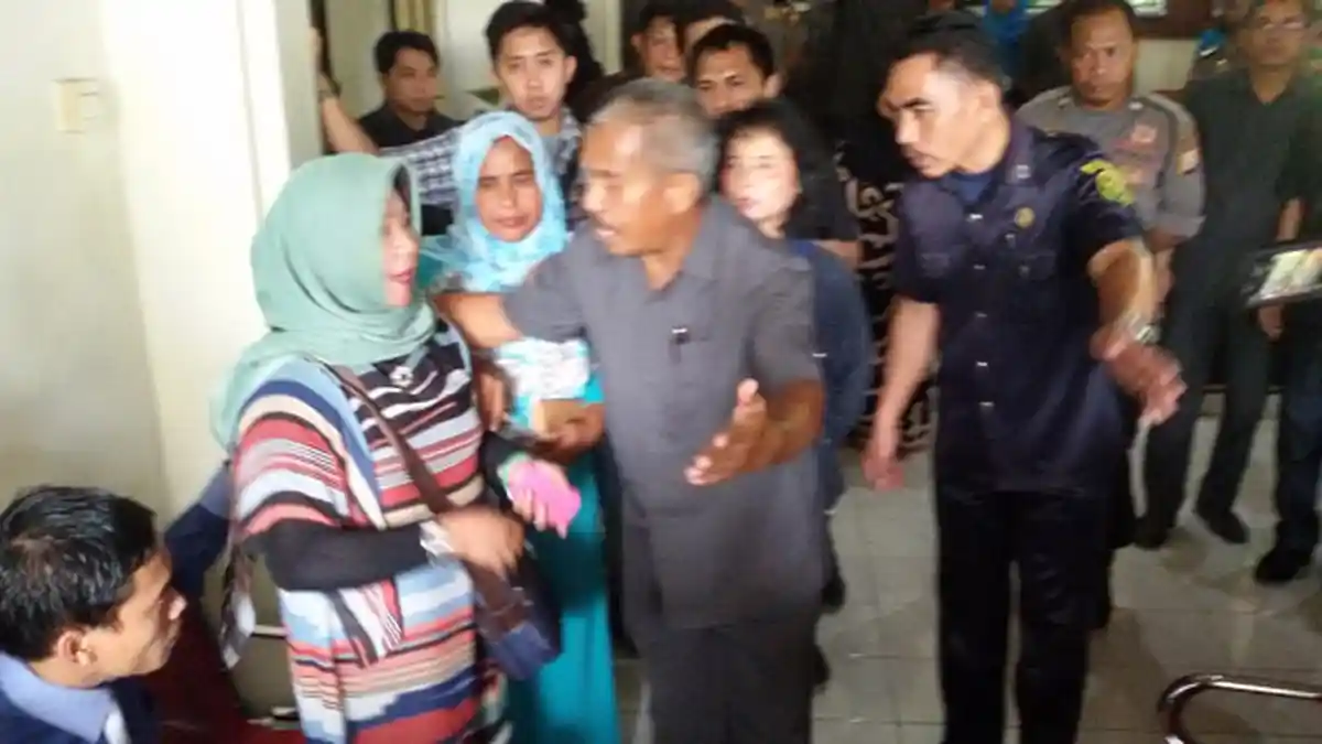 Ibunda  Terdakwa Kasus Pencemaran  Nama Baik Bupati Gowa Sempat Mengamuk
