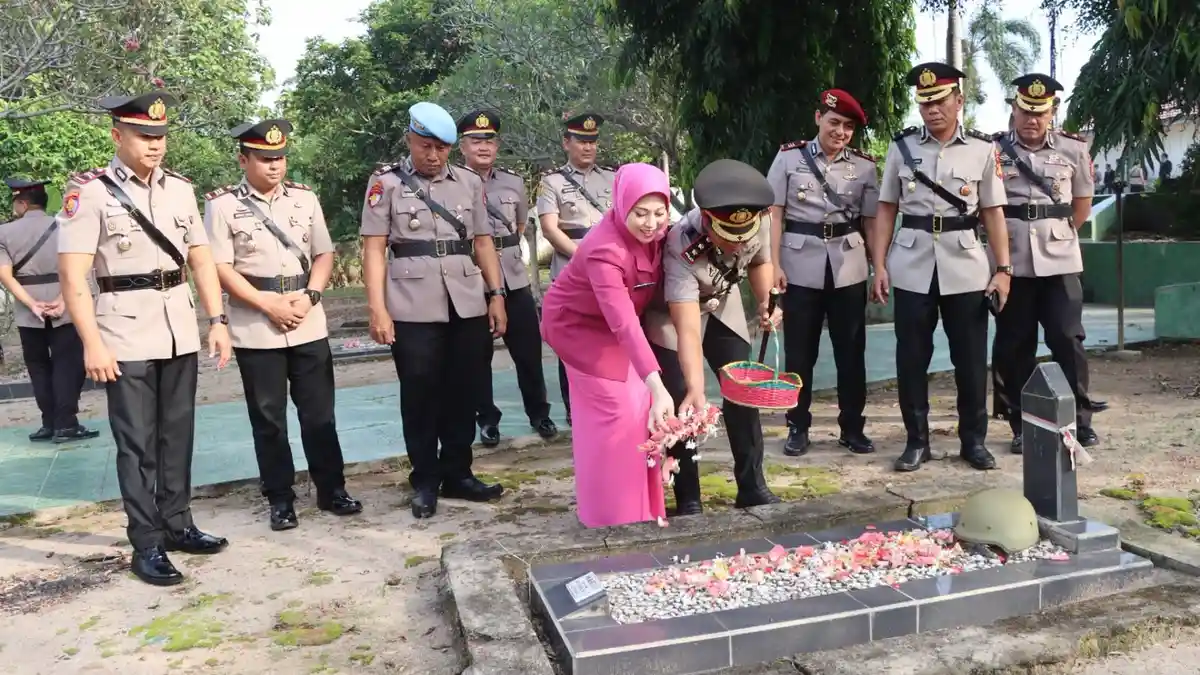 Kapolres Ogan Ilir Ziarah ke Taman Makam Pahlawan, Kenang Jasa Pahlawan di HUT ke-80 Bhayangkara - Tribunsumsel.com