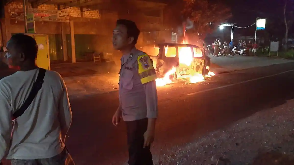 Menegangkan Penumpang Lari dengan Rok Terbakar di Pati, Mobil Ludes Dilalap Api