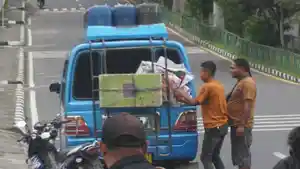 Baliho-caleg-hendak-dijadikan-penutup-barang-di-atap-kendaraan-angkutan-umum-di-Kota-Bajawa.jpg