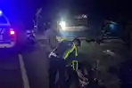 Selip di Jalanan Licin, Pikap Hantam Truk di Desa Pemangkih HST