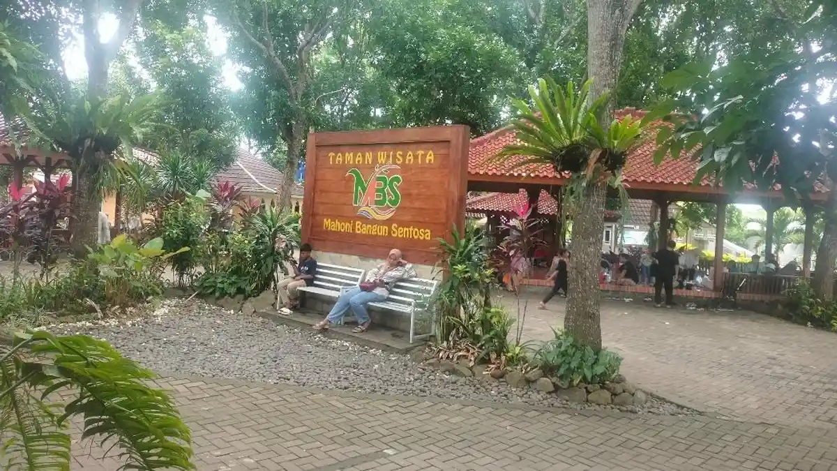 Libur Tahun Baru 2025, Ratusan Orang Berlibur di Taman Wisata MBS Kota Serang