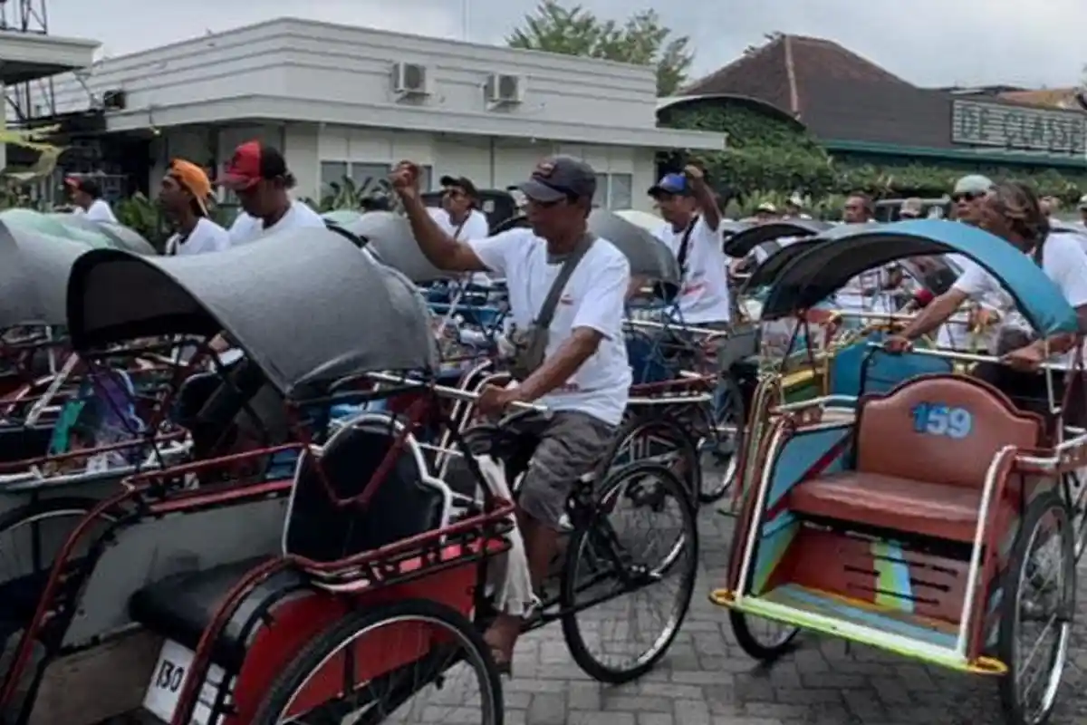 Curhat Tukang Becak di Blitar Sepi Penumpang, Harap Prabowo Bawa Perubahan