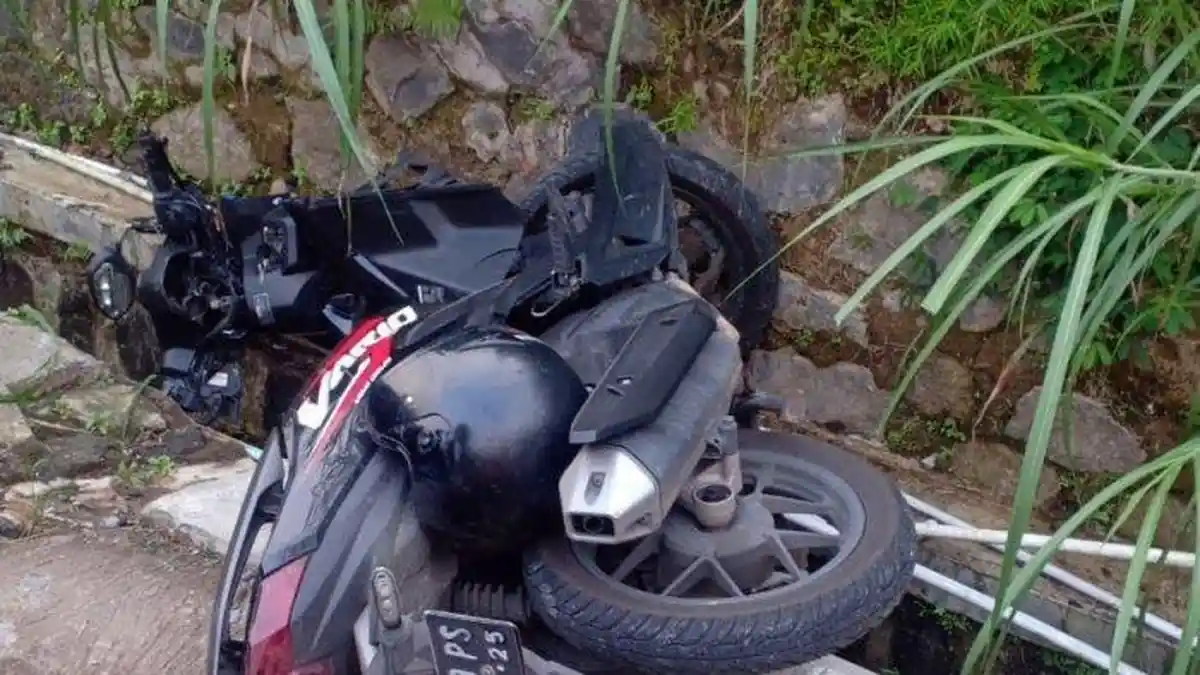 Pengendara Wanita Tewas Setelah Sepeda Motor yang Dikendarai Tabrak Tiang Lampu Jalan