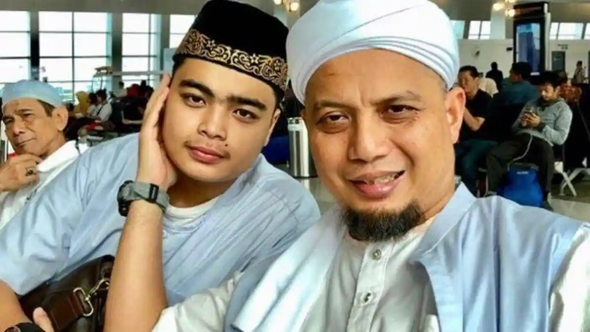 Sebelum Sakit  Ameer Azzikra Datangi Sang Bunda, Adik Alvin Faiz Sujud  Minta Maaf & Beri Hadiah