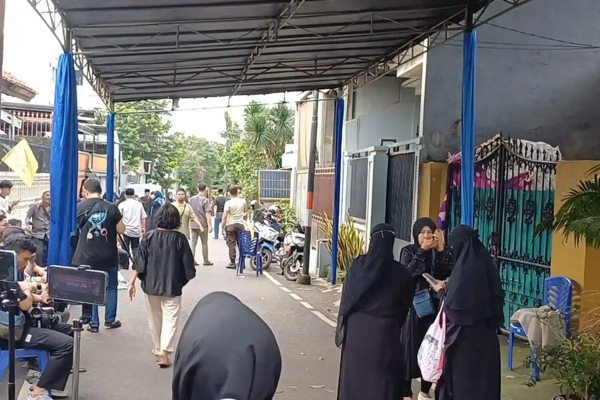 Tangis Istri Hamdan ATT Pecah Saksikan Sang Suami Tutup Usia : Sekarang Abah Udah Enggak Sakit Lagi