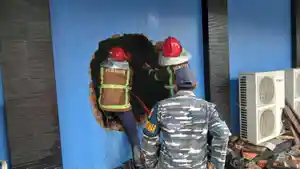 petugas-pemadam-kebakaran-happy-karaoke-tegal.jpg