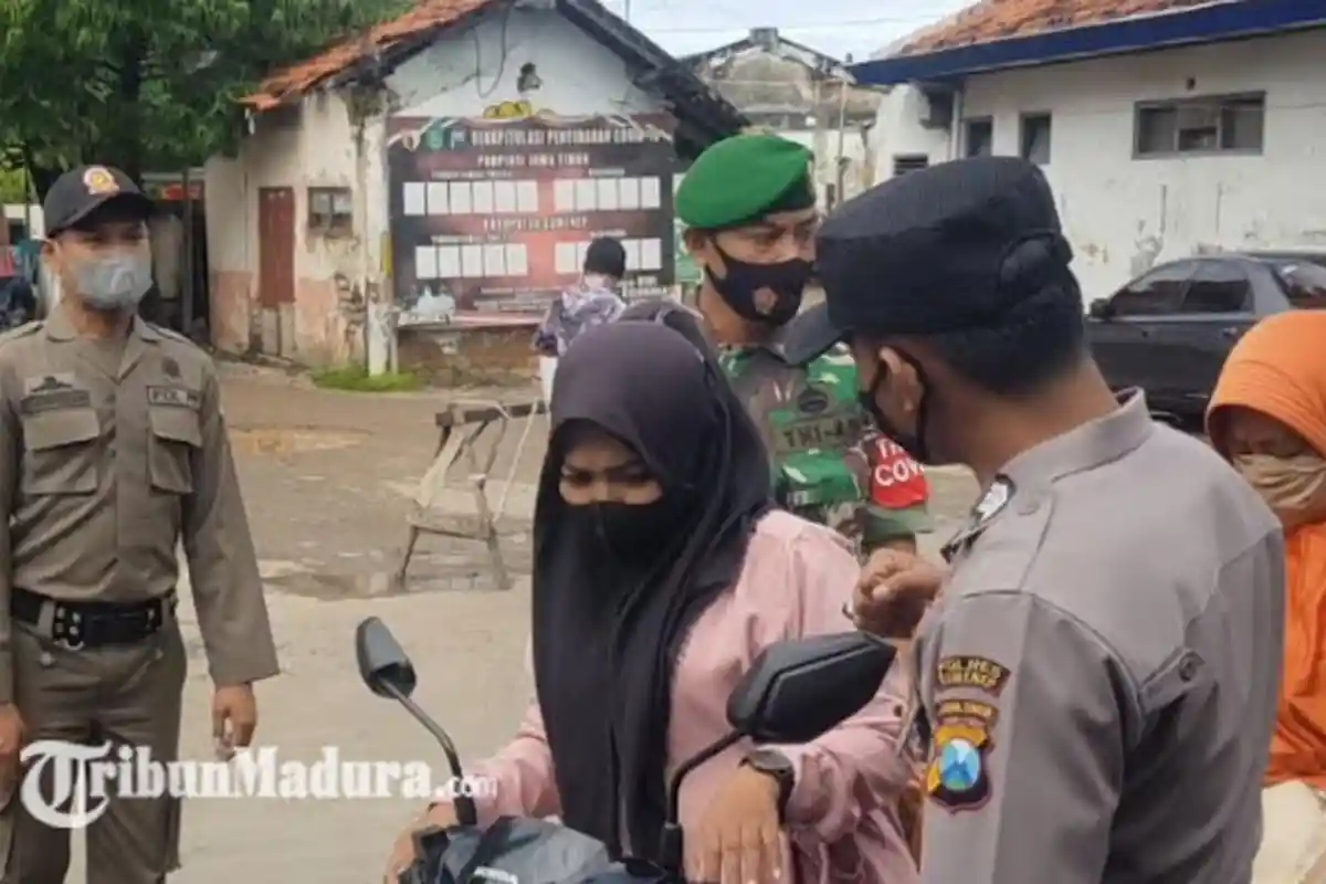 Operasi Yustisi di Pelabuhan Kalianget Sumenep, 41 Orang Terjaring Langsung Divaksin di Lokasi