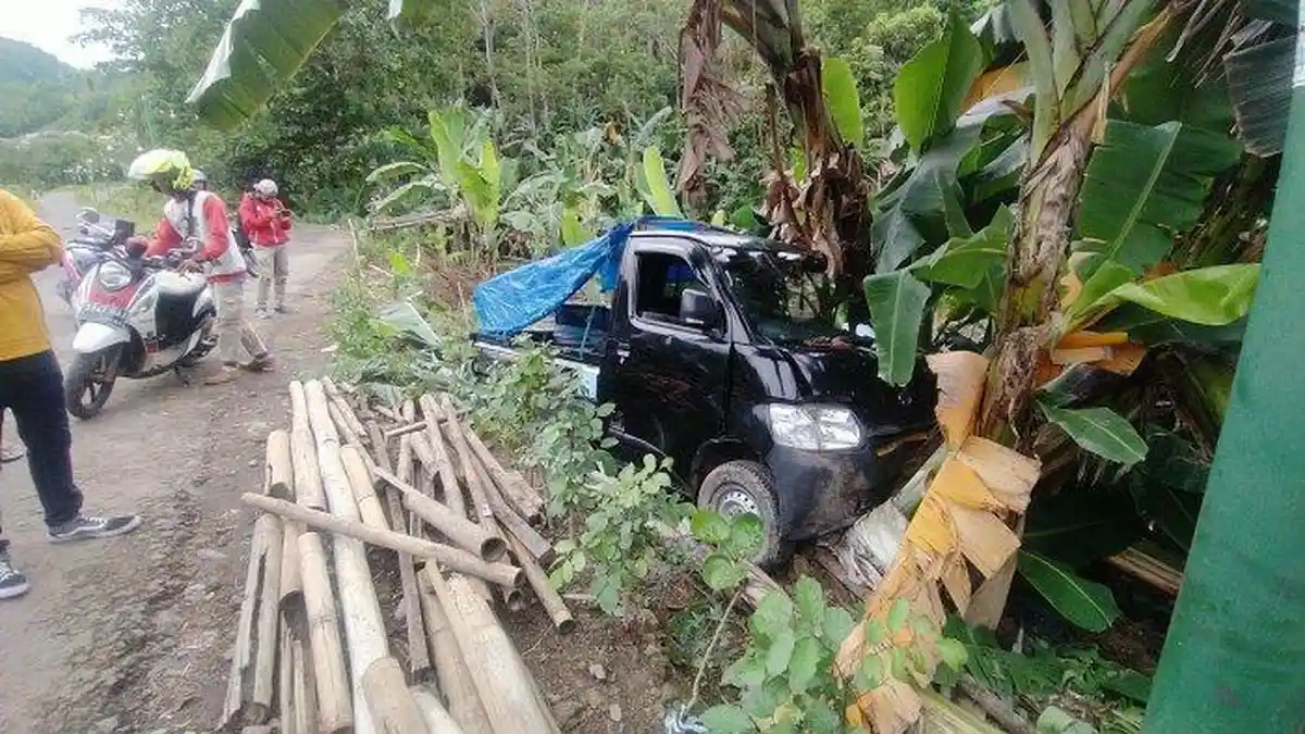 Mobil Tahu Bulat Hantam Pohon Pisang, Kenek Tersiram Minyak Goreng, Diduga Mati Mesin