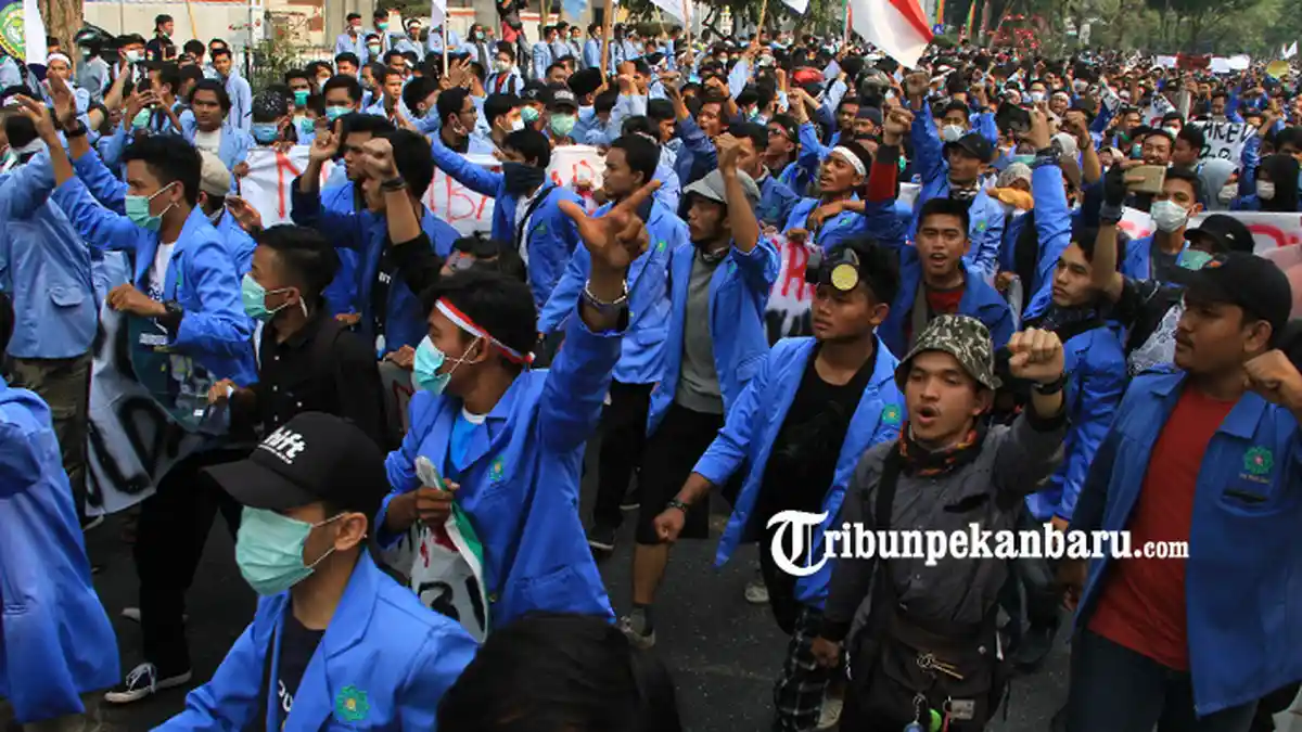 FOTO: Ribuan Mahasiswa UIN Suska Serbu Kantor Gubernur Riau - foto_ribuan_mahasiswa_uin_suska_serbu_kantor_gubernur_riau_1.jpg