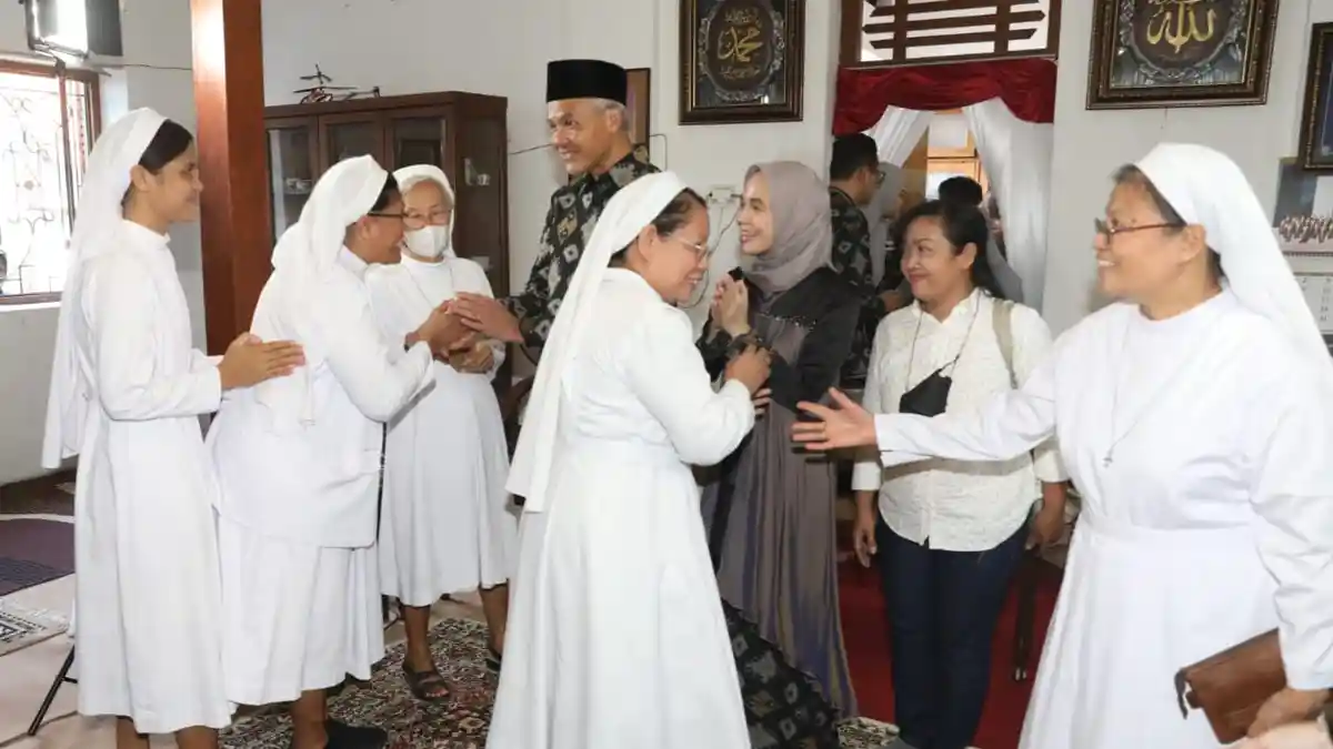 Ganjar Gelar Open House di Kutoarjo, Tetangga Rumah Berderet Sungkem dan Diwarnai Tangis Haru
