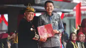 Satyalancana-Karya-Satya-kepada-Wahyu-Hidayat.jpg