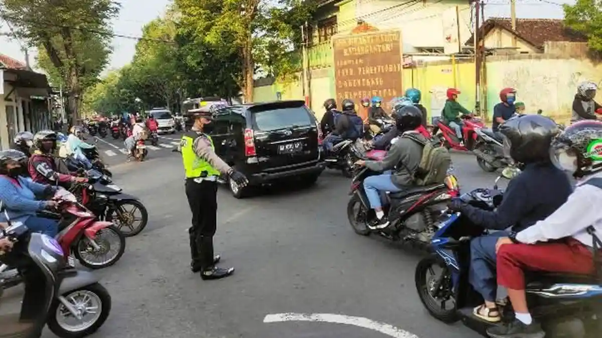 Ada Aduan Warga, Polres Karanganyar Terjunkan Tim Urai Kepadatan Arus Lalu Lintas Saat Jam Sekolah