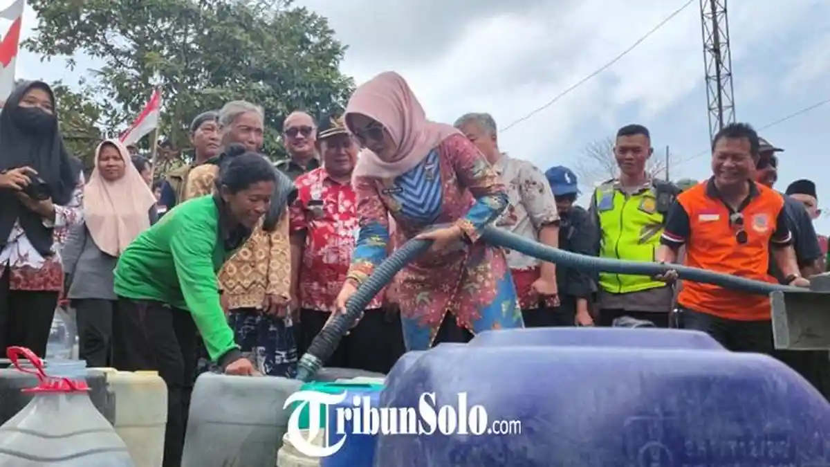 Bupati Sri Mulyani Salurkan Bantuan Air Bersih untuk Warga Desa Sidorejo dan Tegalmulyo Klaten