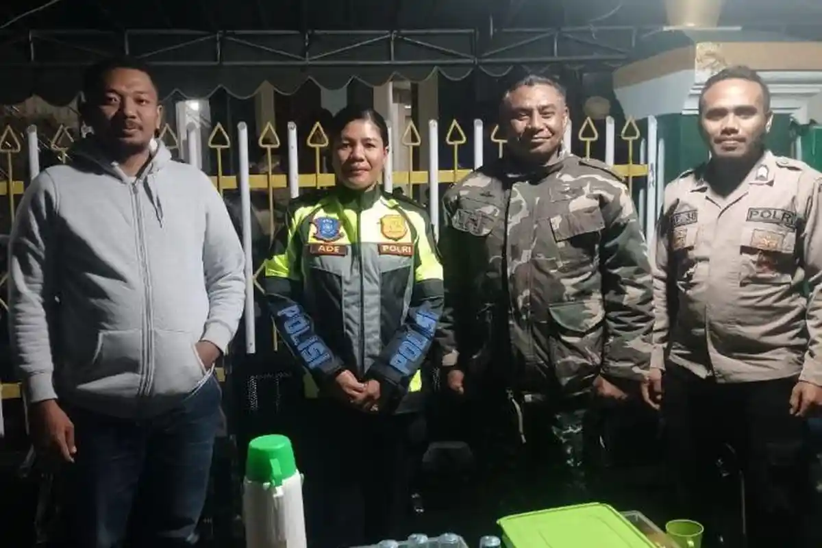 Ciptakan Rasa Aman, TNI dan Polri Amankan Pelaksanaan Shalat Tarawih di Masjid Agung Al Ikhlas SoE