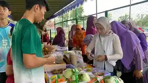 Sejumlah-masyarakat-sedang-membeli-produk-UMKM-di-Lapangan-Kalurahan-Ringinharjo-Bantul.jpg