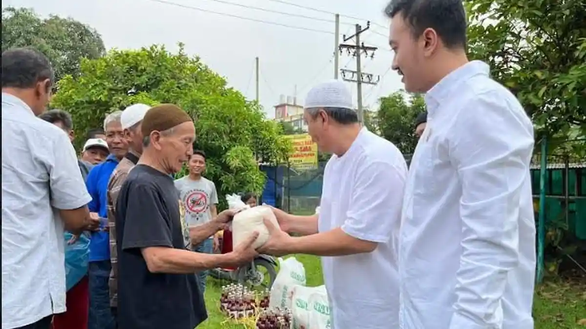 Ratusan Warga Medan Johor Terima Paket Lebaran dari Dewan Pembina Masjid Muslimin