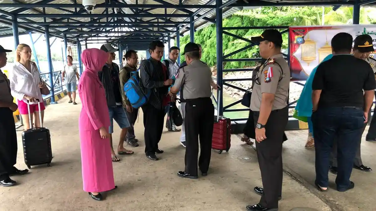 Polsek KKP Bagi Takjil di Pelabuhan Punggur, Begini Keseruannya