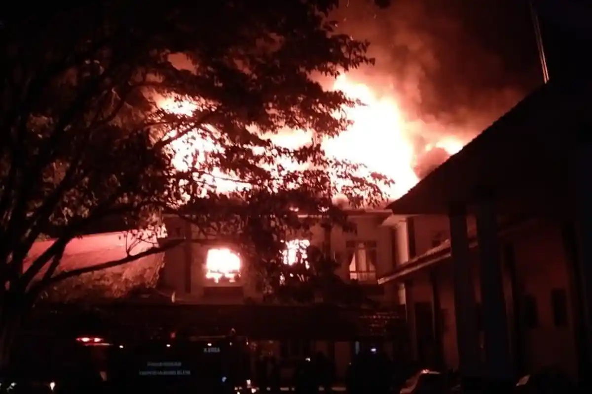 BREAKINGNEWS: Kantor Bupati Halmahera Selatan Terbakar, Diduga Api Berasal Dari Lantai Dua