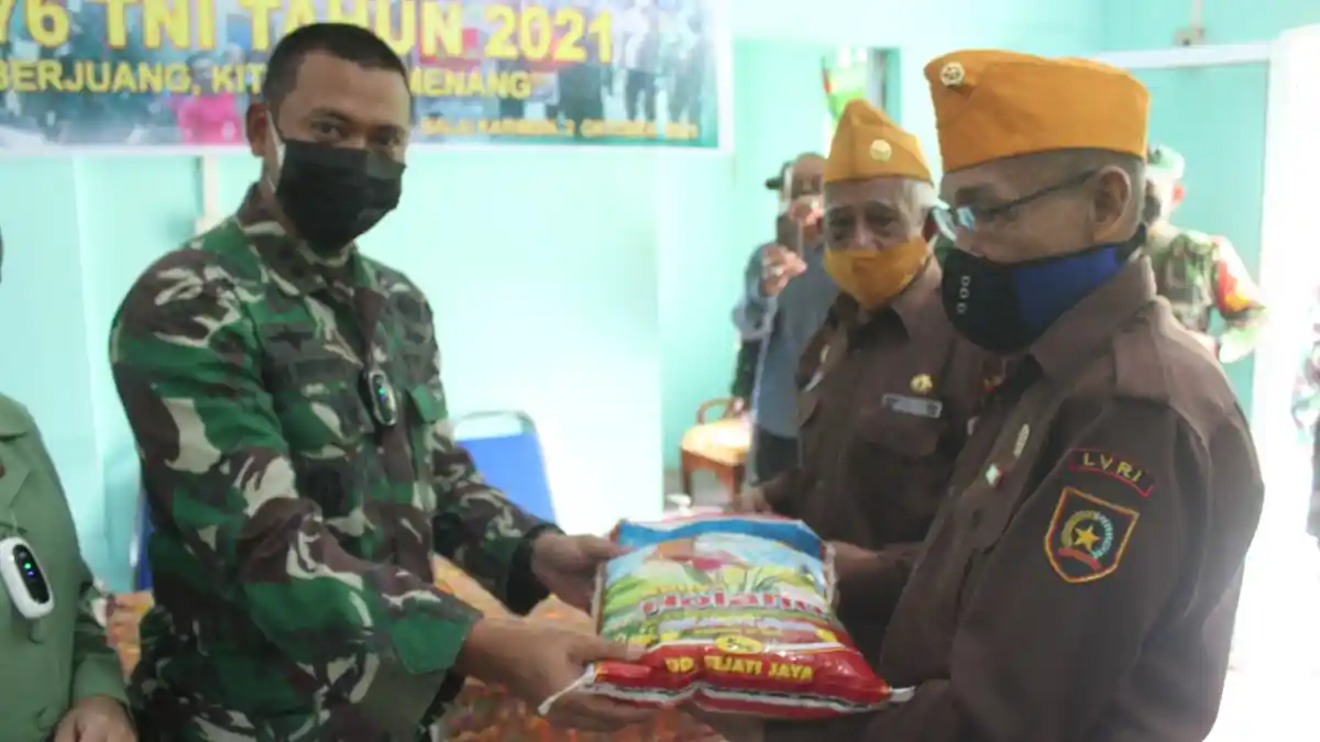 Kodim 0317/TBK Bagi Sembako untuk Veteran LVRI Karimun, Peringati HUT ke-76 TNI