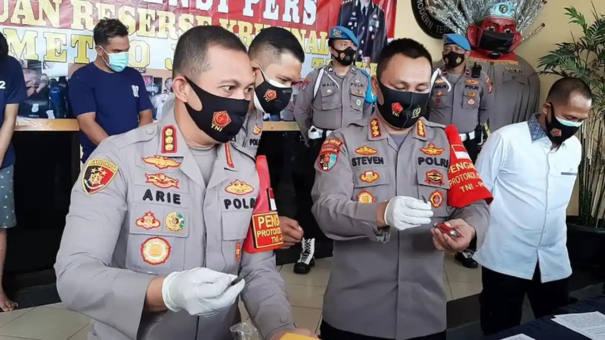 VIDEO Ketagihan Judi Online, Dua Pemuda di Duren Sawit Nekat Curi Motor