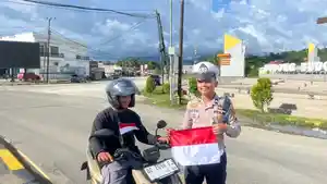 Polisi-saat-melakukan-pembagian-be.jpg
