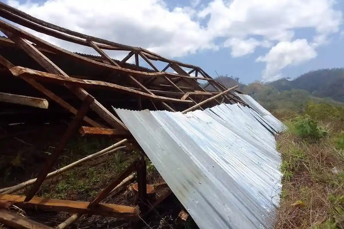 SMAN Restorasi Mainang Alor Roboh Akibat Puting Beliung